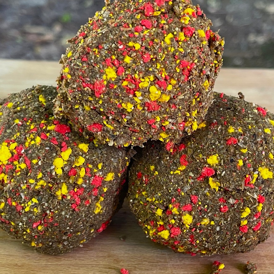 Krmení na plavanou: tipy, jak vylepšit krmení na ryby