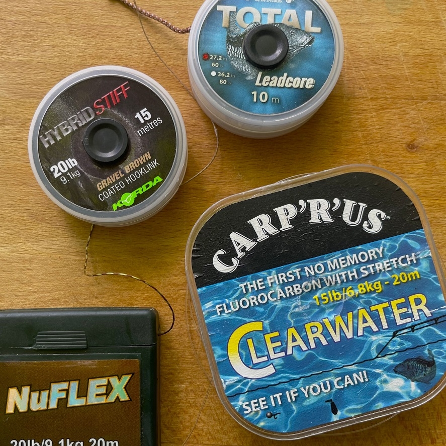 Návazcové šňůry a fluorocarbon: co použít na návazec