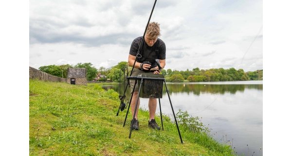 AVID - Stojan na kbelík Bait Station Kit