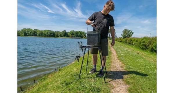 AVID - Stojan na kbelík Bait Station Kit