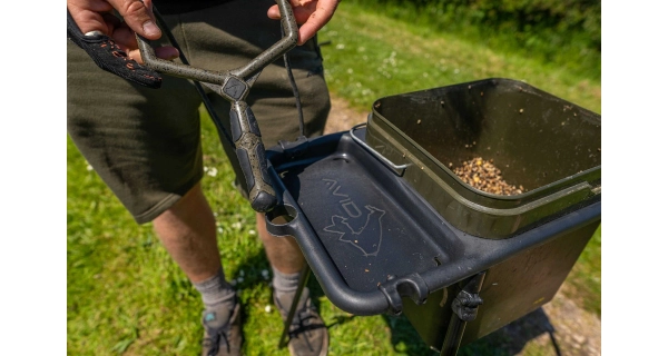 AVID - Stojan na kbelík Bait Station Kit