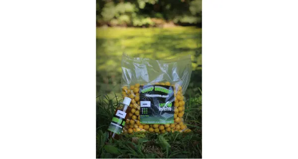 CARP INFERNO - Boilies Light Line 20 mm 3 kg + 250 ml Booster Banán