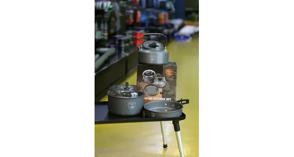 GIANTS FISHING - Akční set Sada nádobí s konvičkou + Nerezový thermo hrnek 400 ml