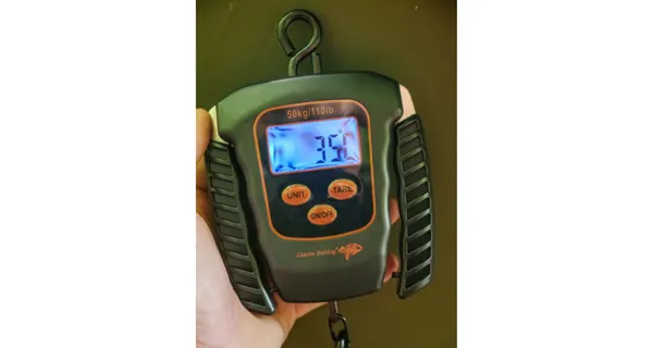 GIANTS FISHING - Digitální váha Digital Scale 50 kg + Neoprenový obal ZDARMA!
