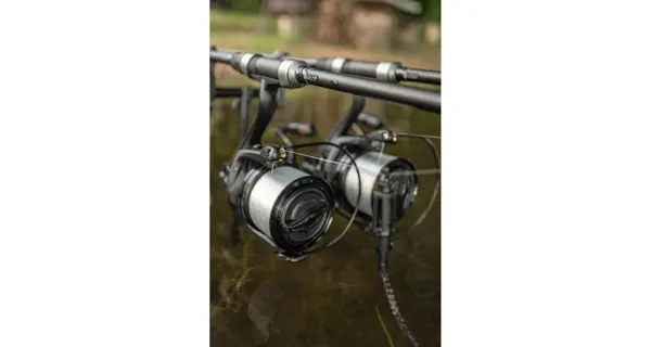 GIANTS FISHING - Naviják XRS FD 9000 + černá cívka 10000 ZDARMA!
