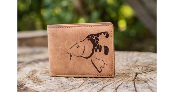 GIANTS FISHING - Peněženka hnědá hlava kapra Brown Wallet Carp Head