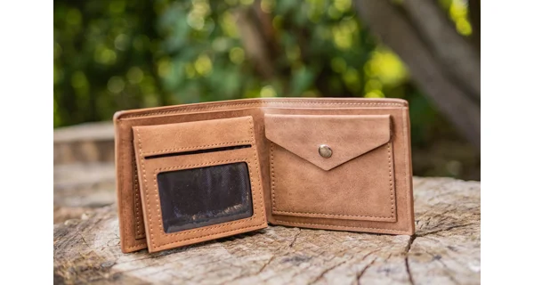 GIANTS FISHING - Peněženka hnědá plavající kapr Brown Wallet Swimming Carp