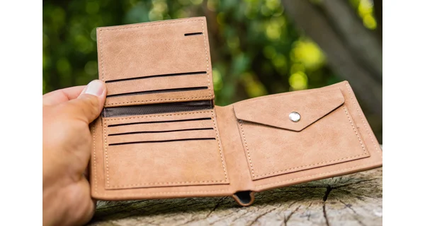 GIANTS FISHING - Peněženka hnědá plavající kapr Brown Wallet Swimming Carp