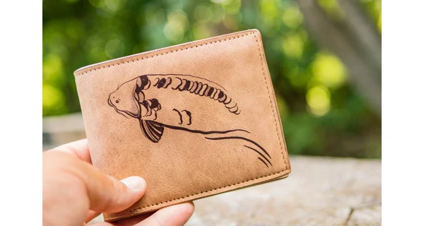 GIANTS FISHING - Peněženka hnědá plavající kapr Brown Wallet Swimming Carp