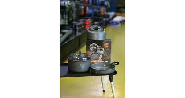 GIANTS FISHING - Sada nádobí s konvičkou 3 Piece Pan & Kettle Set
