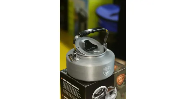 GIANTS FISHING - Sada nádobí s konvičkou 3 Piece Pan & Kettle Set
