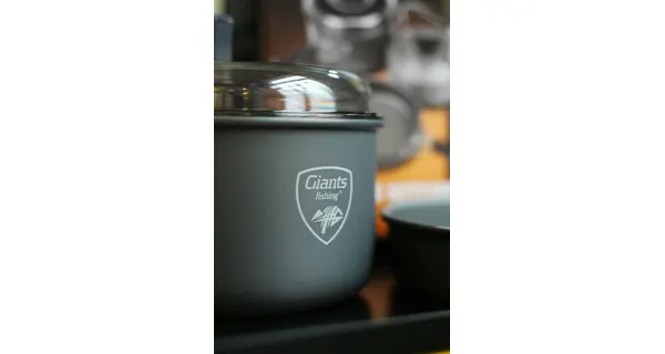 GIANTS FISHING - Sada nádobí s konvičkou 3 Piece Pan & Kettle Set