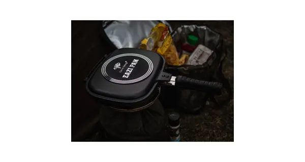GIANTS FISHING - Set Pánev na vaření Eazi Pan Medium + Nerezový thermo hrnek 400 ml