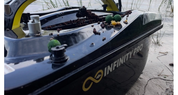 INFINITYBOAT - Zavážecí loďka PRO 3.0 50Ah Limitovaná carbonová edice