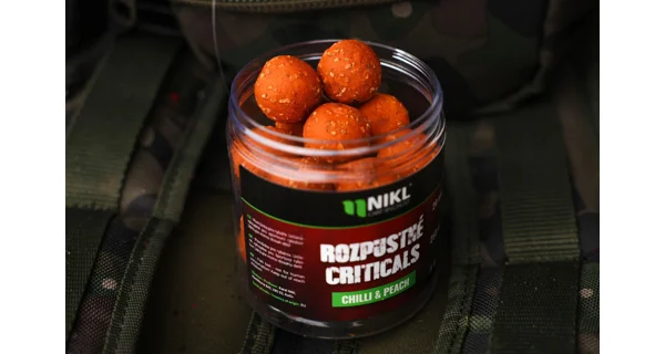 KAREL NIKL - Rozpustné Criticals boilie Chilli & Peach 14 mm 250 ml