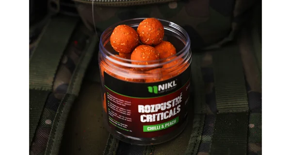 KAREL NIKL - Rozpustné Criticals boilie Chilli & Peach 24 mm 250 ml