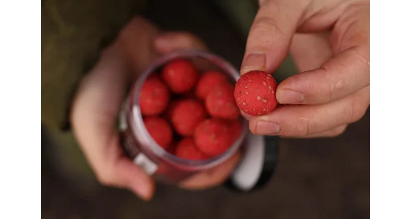 KAREL NIKL - Rozpustné Criticals boilie Strawberry 14 mm 250 ml