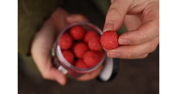 KAREL NIKL - Rozpustné Criticals boilie Strawberry 24 mm 250 ml