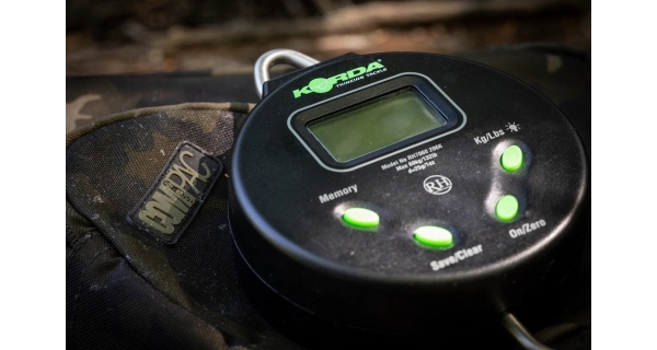 KORDA - Obal na váhu Compac Digital Scales Pouch Dark Kamo