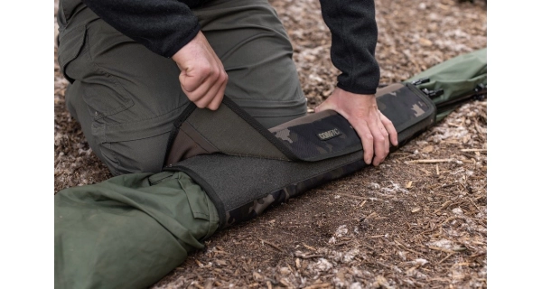 KORDA - Organizér na kolíky a tyče Compac Brolly Wrap Dark Kamo
