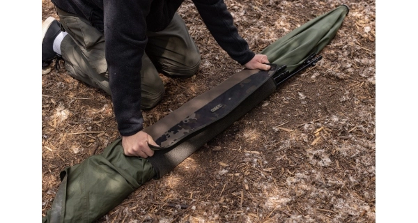 KORDA - Organizér na kolíky a tyče Compac Brolly Wrap Dark Kamo