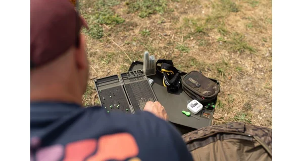 KORDA - Stolek na kbelík Bucket Table