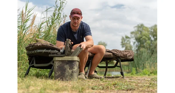 KORDA - Stolek na kbelík Bucket Table