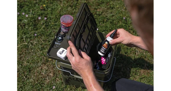 KORDA - Stolek na kbelík Bucket Table