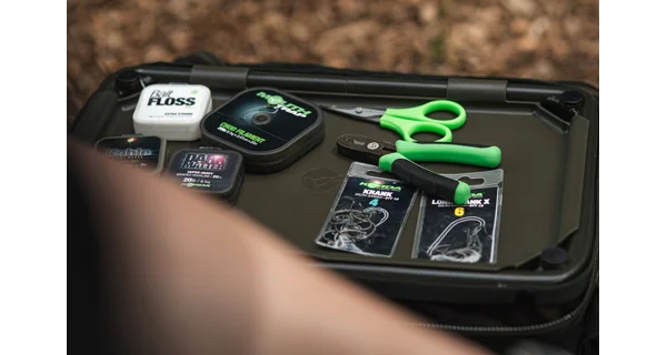 KORDA - Taška Compac Framed Carryall Dark Kamo Extra Small
