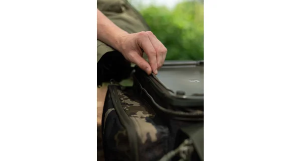 KORDA - Taška Compac Framed Carryall Dark Kamo Small