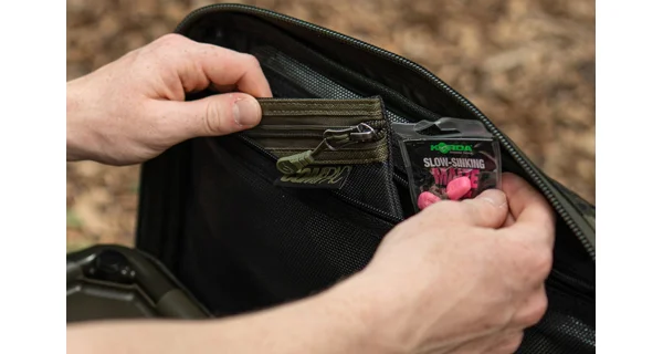 KORDA - Taška Compac Framed Carryall Dark Kamo Small