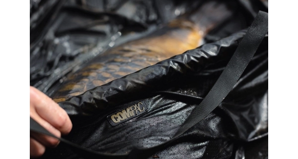 KORDA - Vážící sak Compac Retainer Sling Dark Kamo