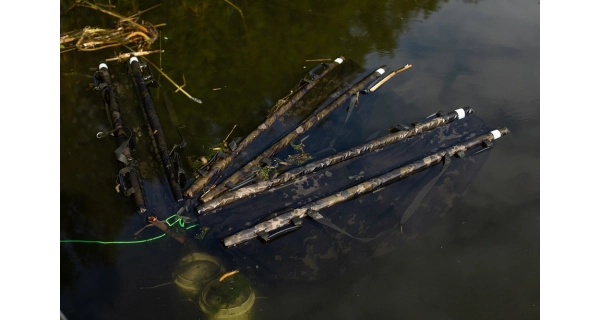 KORDA - Vážící sak Compac Retainer Sling Dark Kamo