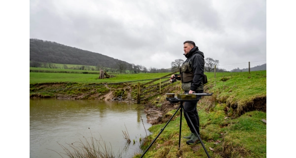 KORUM - Plato a Tripod Allrounder Tray and Tripod Adaptor