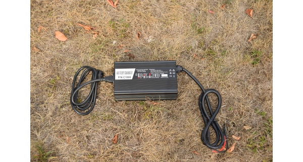 MIVARDI - Baterie M-cell 24v 100 Ah + 20 a nabíječka