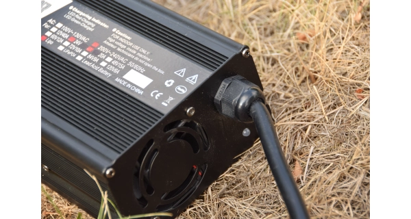 MIVARDI - Baterie M-cell 24v 100 Ah + 20 a nabíječka