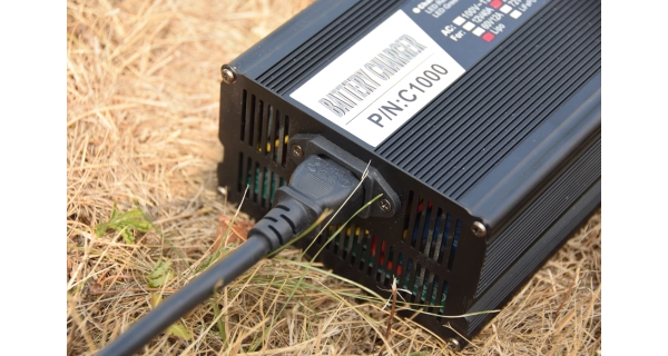 MIVARDI - Baterie M-cell 24v 100 Ah + 20 a nabíječka