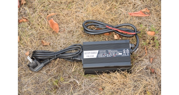 MIVARDI - Baterie M-cell 24V 50 Ah + 10 a nabíječka