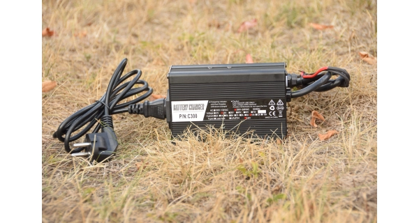 MIVARDI - Baterie M-cell 24V 50 Ah + 10 a nabíječka