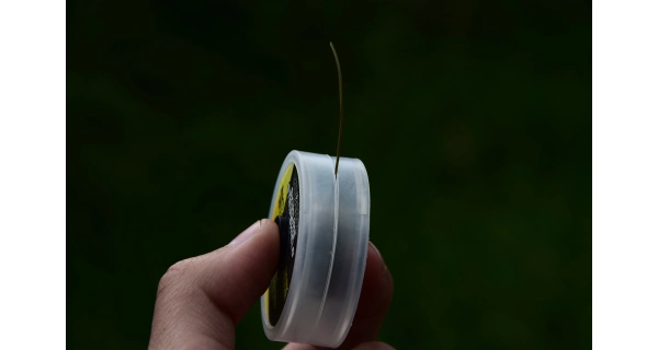 MIVARDI - Návazcová šňůrka Skinline Stripshield 15 m/25 lb Dark olive