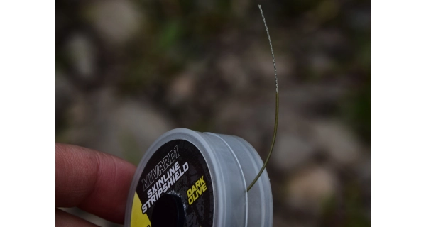 MIVARDI - Návazcová šňůrka Skinline Stripshield 15 m/25 lb Dark olive