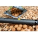 MIVARDI - Vrhací tyč Carbo stick - L (s neopren. pouzdrem) (23 mm )