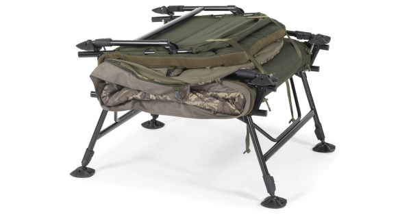 NASH - Lehátko se spacákem Indulgence HD40 Sleep System 8 Legs Camo