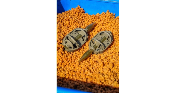 PRESTON - Krmítko ICS In-Line Dura Flat Method XL 90 g