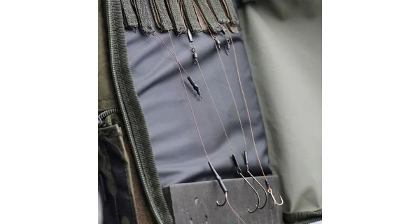 SPRO - Batoh s chladicí přihrádkou Double Camouflage Deadbait Backpack