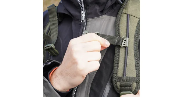 SPRO - Batoh s chladicí přihrádkou Double Camouflage Deadbait Backpack