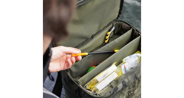 SPRO - Batoh s chladicí přihrádkou Double Camouflage Deadbait Backpack