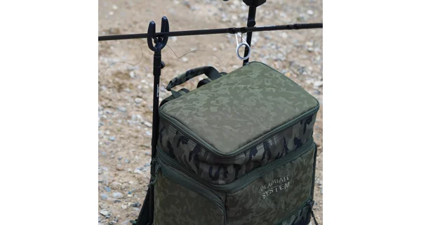 SPRO - Batoh s chladicí přihrádkou Double Camouflage Deadbait Backpack