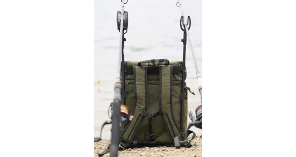 SPRO - Batoh s chladicí přihrádkou Double Camouflage Deadbait Backpack