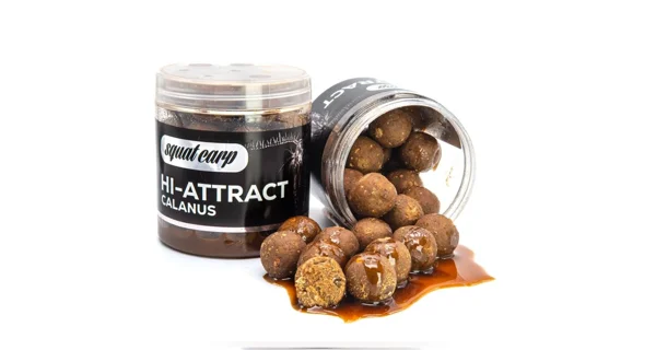 SQUAT CARP - Boilies v dipu Hi-Attract Calanus 220 g 20 mm